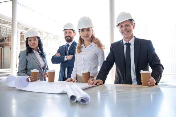 Equipe de empreiteiros multiétnicos em desgaste formal — Fotografia de Stock