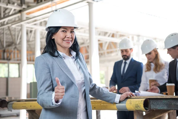 Asiático empreiteiro mostrando polegar para cima — Fotografia de Stock