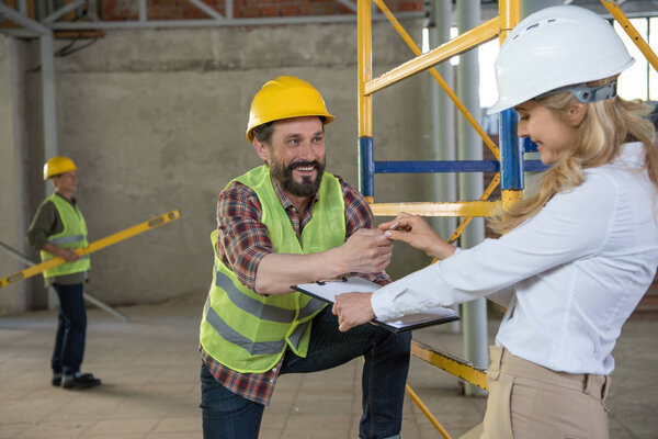 mature foreman talking with contractor