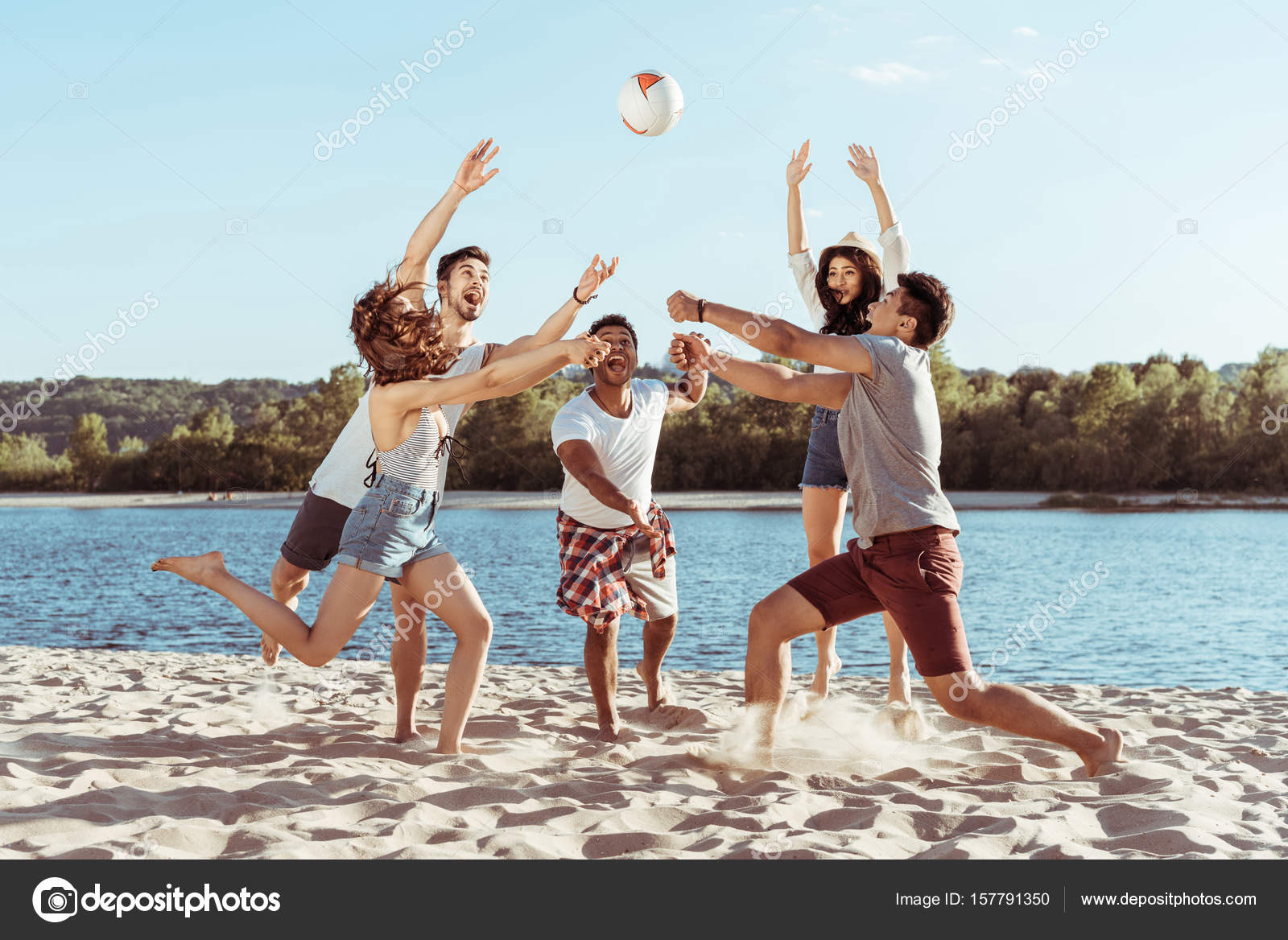 Grupo De Amigos Jogando Vôlei De Praia - Grupo Multi-ético De Pessoas Que  Se Divertem Na Praia Foto Royalty Free, Gravuras, Imagens e Banco de  fotografias. Image 102291732