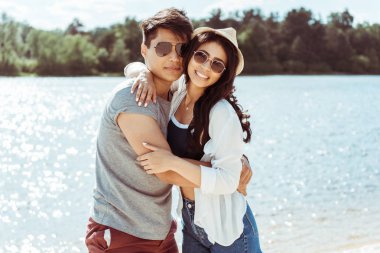 Birbirlerine sarılıyorlar.