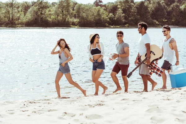 Vänner umgås på stranden — Stockfoto