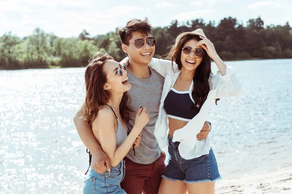 Homem e mulheres na praia — Fotografia de Stock