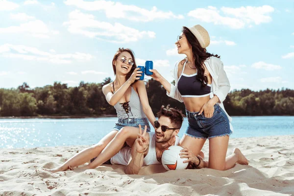 Amici che trascorrono del tempo in spiaggia — Foto Stock