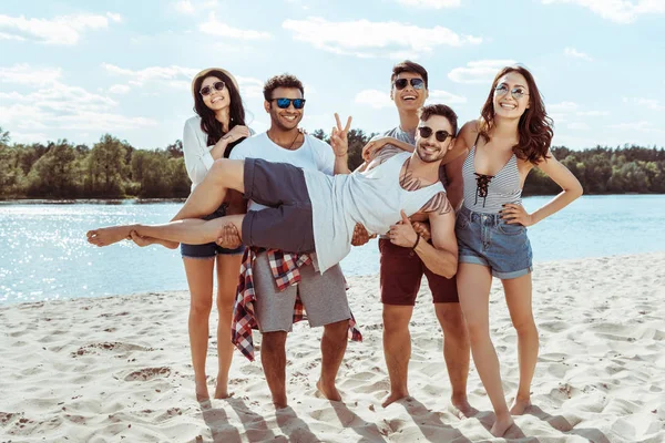 Amigos passar tempo na praia — Fotografia de Stock