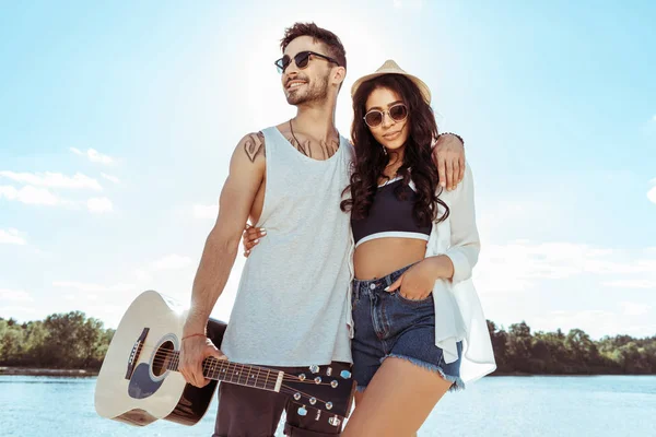 Casal andando na praia — Fotografia de Stock