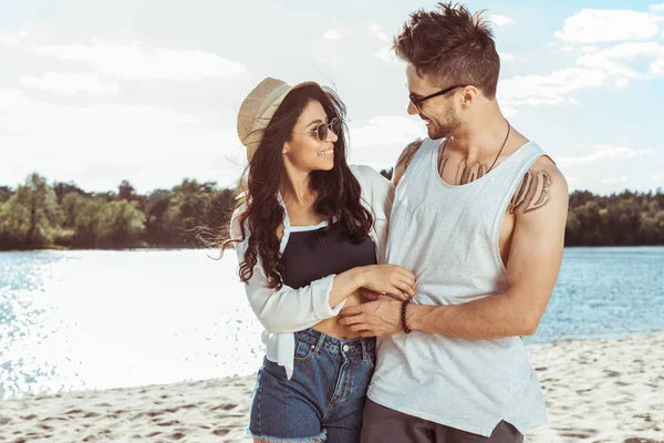 Pareja caminando en la playa — Foto de Stock