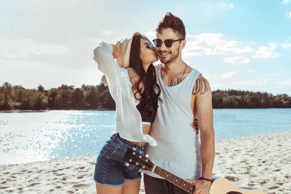 Coppia passeggiando sulla spiaggia — Foto Stock