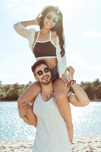 Paar meeliften op strand — Stockfoto