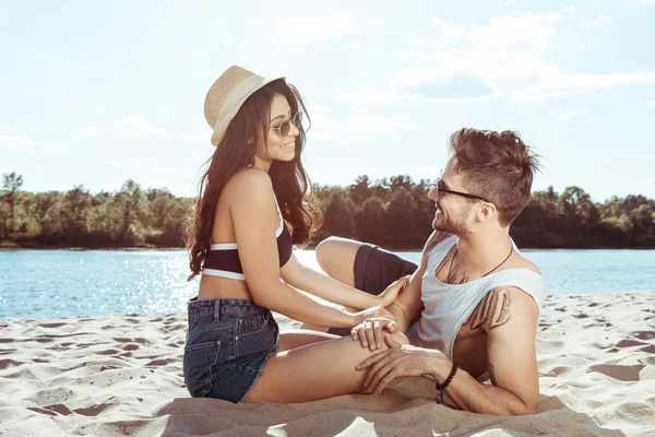 Paar ruht sich am Strand aus — Stockfoto