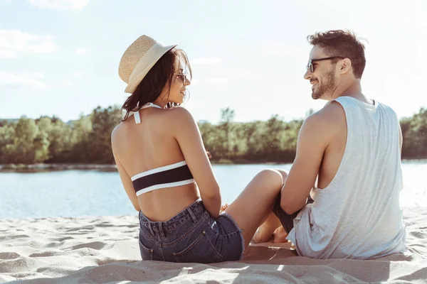 Paar rustend op het strand — Stockfoto