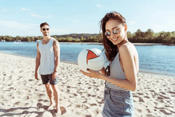 Frau mit Volleyball — Stockfoto