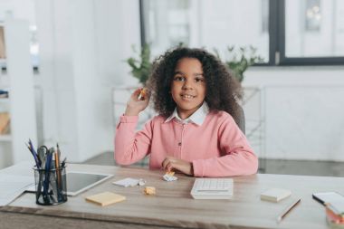 Kız atma buruşuk kağıtlar