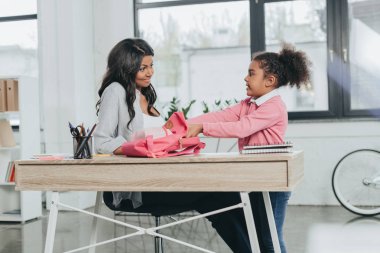 Anne ile kızı ofiste 3