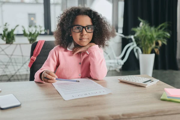 Pequeña mujer de negocios afroamericana — Foto de Stock