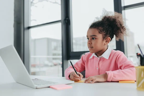 Liten flicka vid office bord — Stockfoto