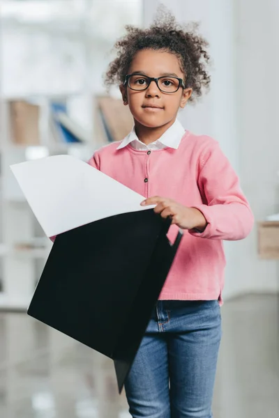 Menina segurando prancheta — Fotografia de Stock