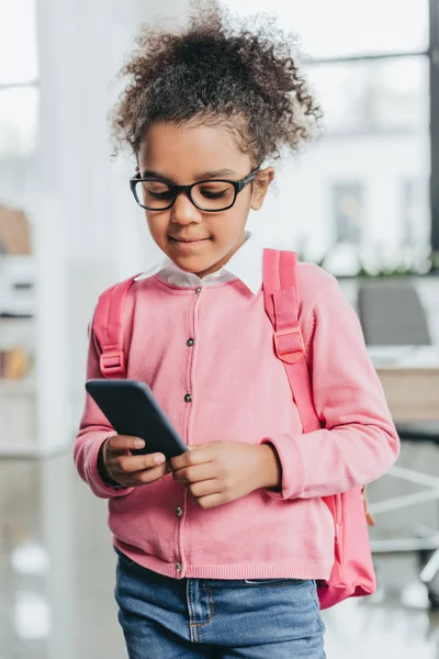 Søt liten jente med smarttelefon. – stockfoto