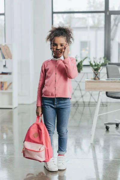 Söt liten flicka med ryggsäck — Stockfoto