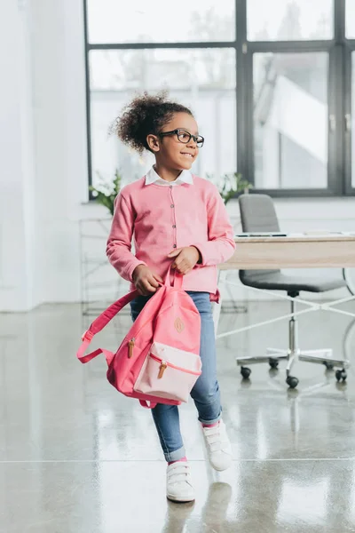 Linda niña con mochila — Foto de Stock