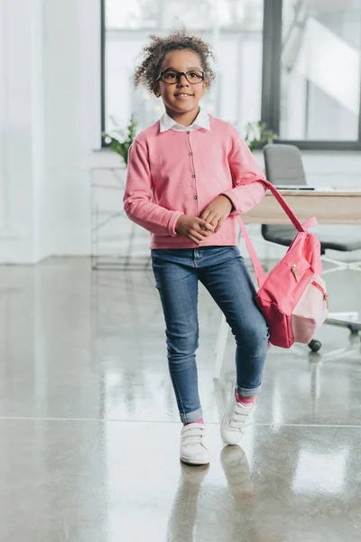 Söt liten flicka med ryggsäck — Stockfoto
