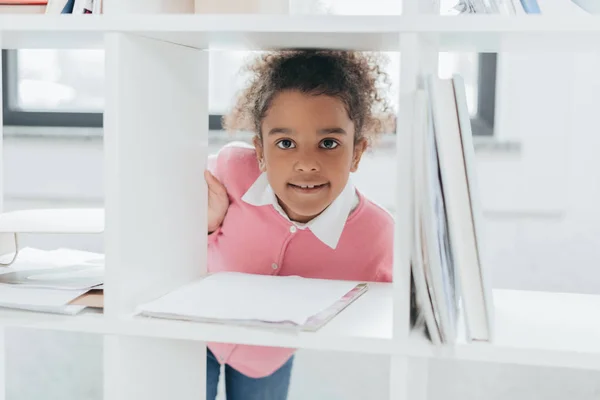 Linda niña en la oficina — Foto de Stock