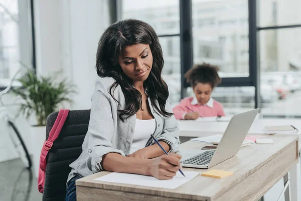 Businesswoman working on project — Stock Photo, Image