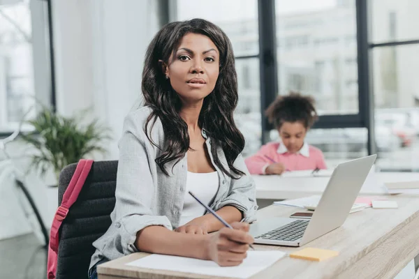 Femme d'affaires regardant la caméra — Photo