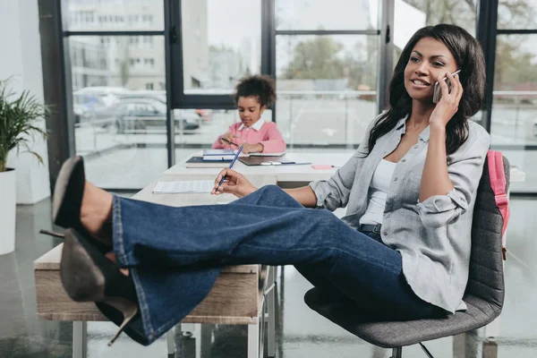 Mujer de negocios hablando en smartphone —  Fotos de Stock