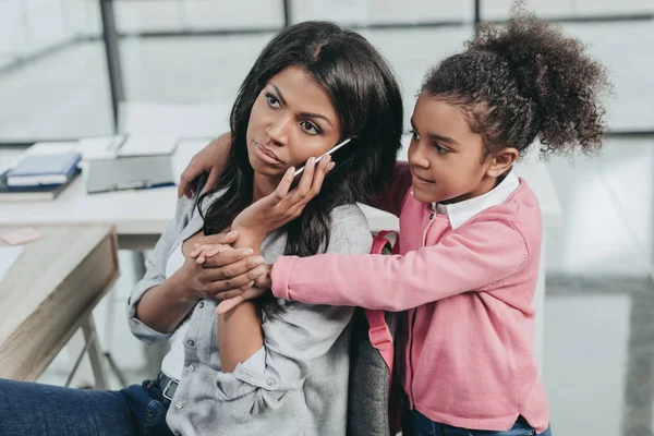 Mujer de negocios hablando en smartphone — Foto de Stock