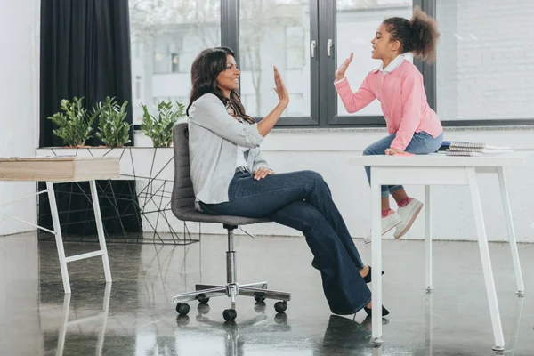 Madre jugando con su hija — Foto de Stock