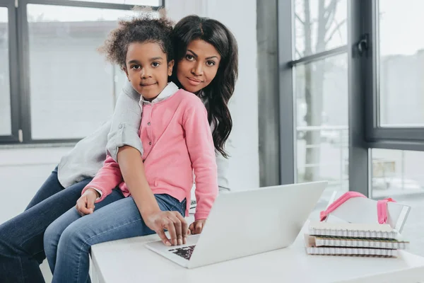 Anya és lánya használja laptop — ingyenes stock fotók