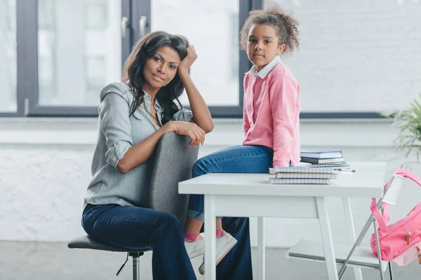 Madre con hija pequeña mirando a la cámara — Foto de Stock