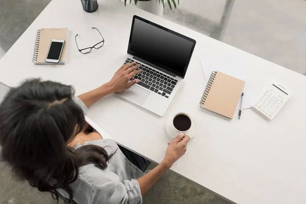 Zakenvrouw werkt aan laptop op kantoor — Stockfoto