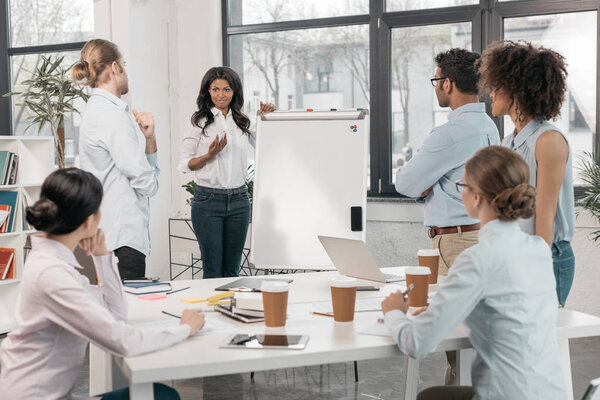 группа бизнесменов во время семинара в офисе
