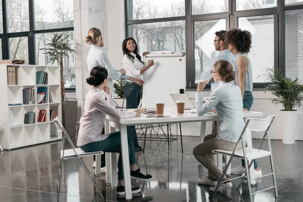 Frau bietet Business-Seminar für Kollegen an — Stockfoto