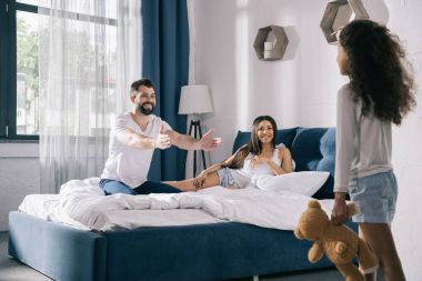 mutlu bir aile yatak odasında 