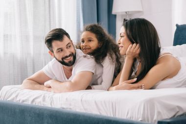 mutlu bir aile yatak odasında 