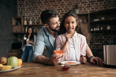 Baba ve kızı reçel ile tost hazırlanıyor