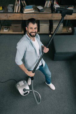 Adam evde temizlik