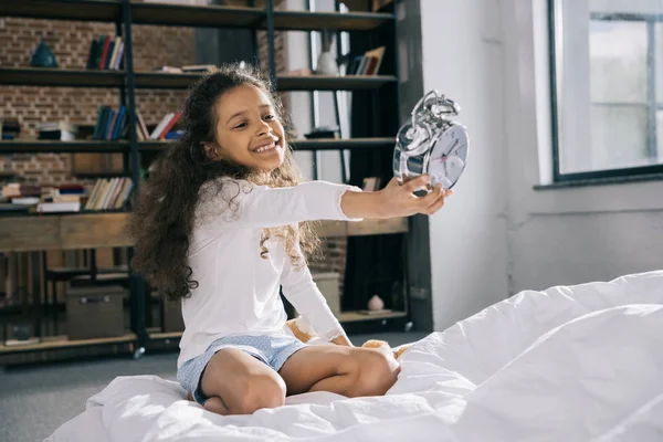 Menina segurando despertador — Fotografia de Stock