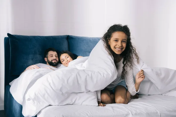 Família feliz no quarto — Fotografia de Stock