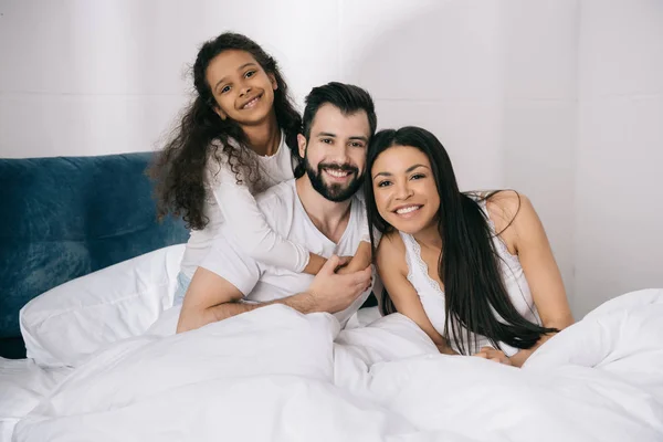 Familia feliz en el dormitorio — Foto de Stock