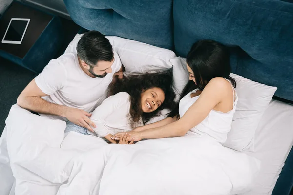 Familia feliz en el dormitorio — Foto de Stock