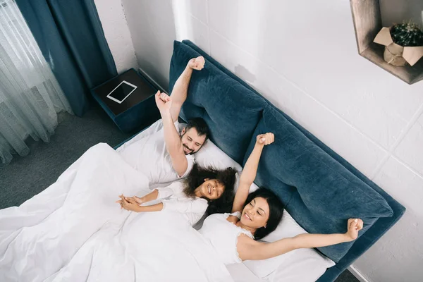 Família feliz no quarto — Fotografia de Stock