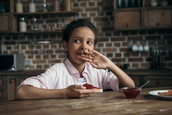 Menina comer torrada com geléia — Fotografia de Stock