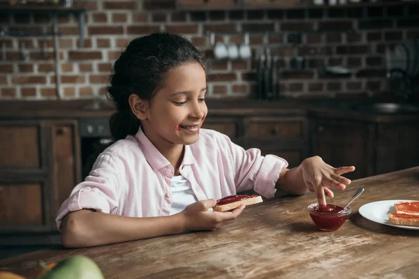 Dívka si hraje s marmeládou — Stock fotografie