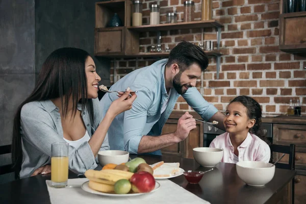 Familie ontbijten thuis — Stockfoto