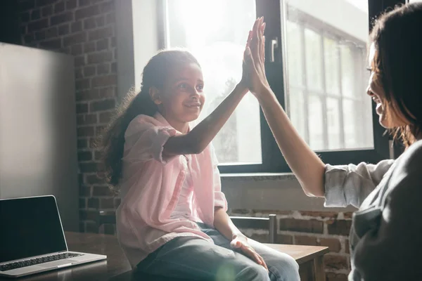 Dotter som ger hög fem till mor — Stockfoto