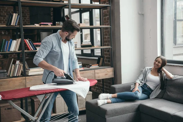 Pareja pasar tiempo en casa — Foto de Stock